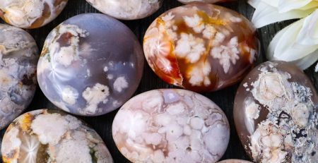 A group of agate eggs with a flower in the middle.