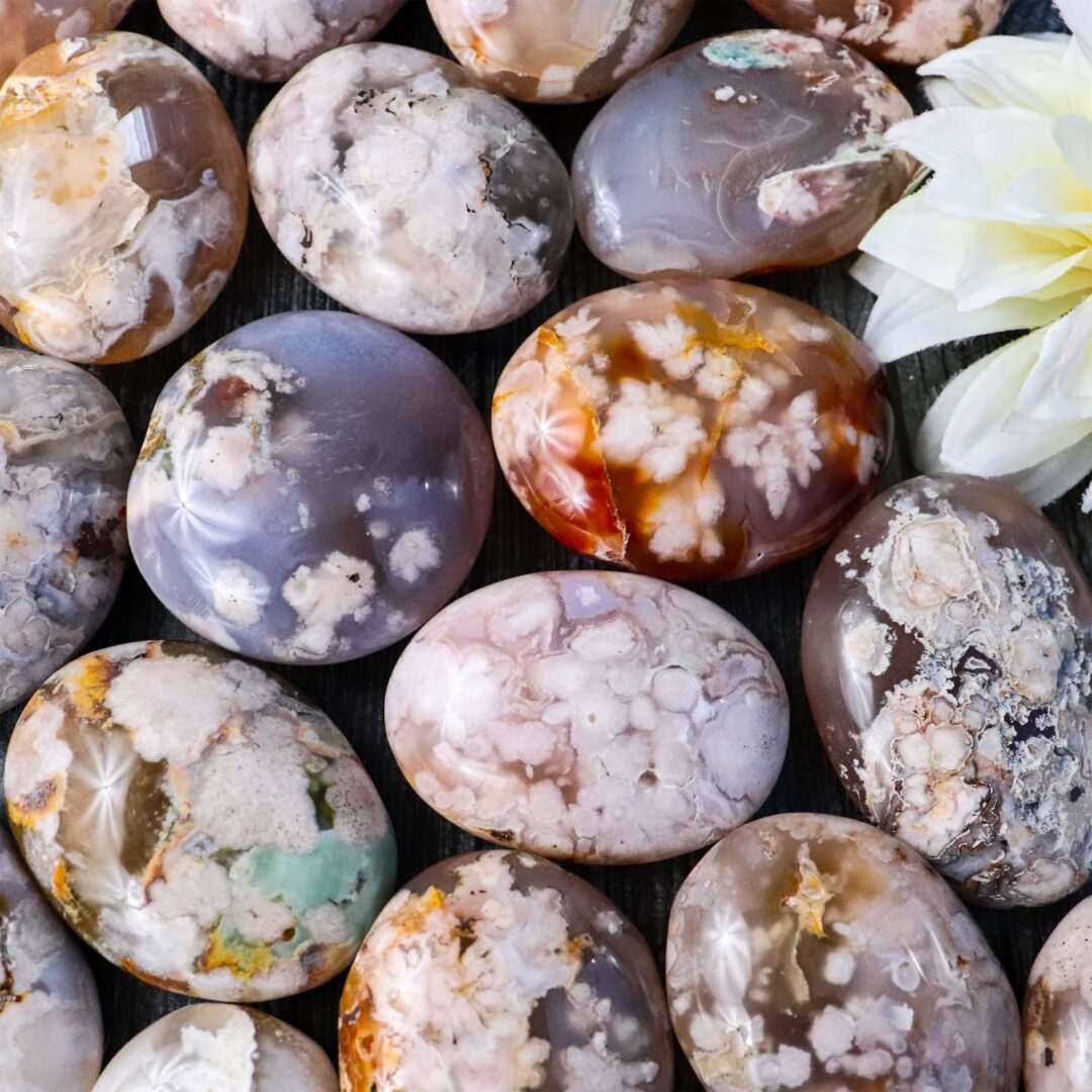 A group of agate eggs with a flower in the middle.