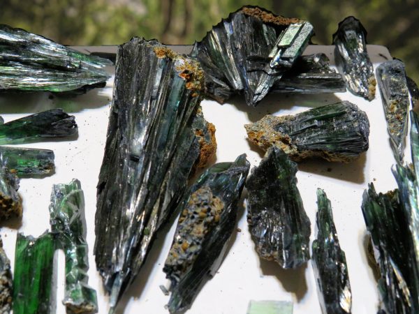 Green and black gemstone crystals on display.