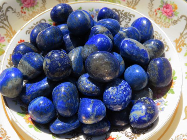 Pile of blue and gold lapis lazuli stones.
